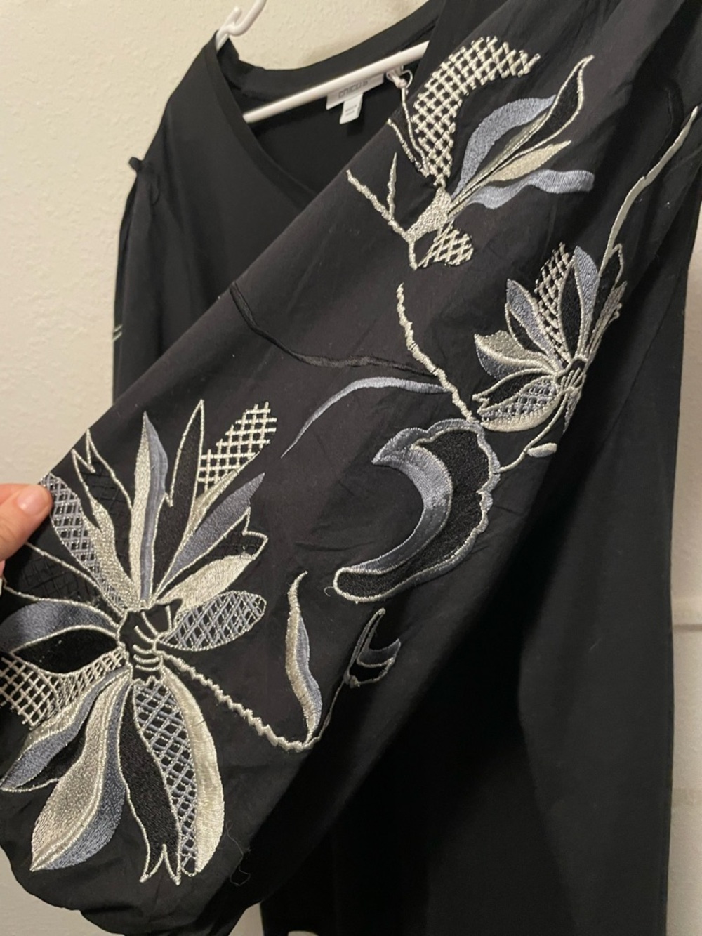 Chicos NWT Embroidered Puff Sleeve Top Black Size 4 XXL V Neck 3/4 Sleeve - Picture 4 of 14
